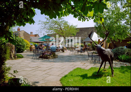 Der Garten des White Hart Pub/Restaurant in Fyfield, Oxfordshire Stockfoto