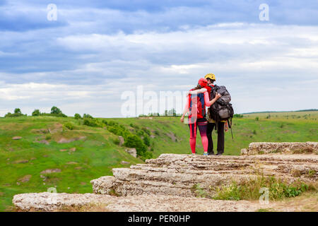 Bild von der Rückseite der hugging Mann und Frau Tourist auf dem Berg Stockfoto