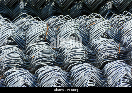 Rollen aus verzinktem Stahl Drahtgeflecht mit einer großen Zelle und twisted Muster Nahaufnahme. In der Kategorie der Textur, Bildschirmschoner, wallpaper. Stockfoto