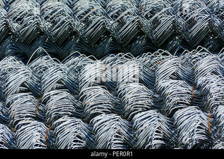 Rollen aus verzinktem Stahl Drahtgeflecht mit einer großen Zelle und twisted Muster Nahaufnahme. In der Kategorie der Textur, Bildschirmschoner, wallpaper. Stockfoto