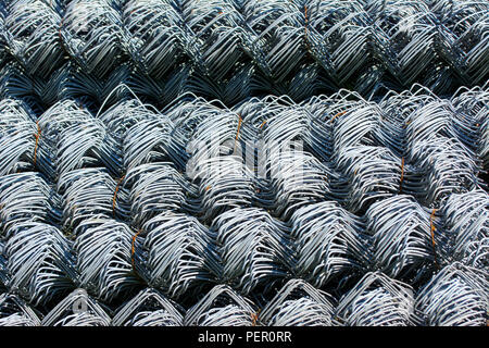 Rollen aus verzinktem Stahl Drahtgeflecht mit einer großen Zelle und twisted Muster Nahaufnahme. In der Kategorie der Textur, Bildschirmschoner, wallpaper. Stockfoto