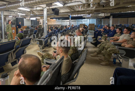 160127-N-WV 703-064 ATLANTIK (Jan. 27, 2016) Cmdr. Tim Ferracci, APS Speerspitze mission Commander, führt die allgemeine militärische Ausbildung auf Code der USNS Speerspitze (T-EPF 1) Jan. 27, 2016. Die Military Sealift Command expeditionary schnelles Transportschiff USNS Speerspitze ist auf einem geplanten Einsatz in den USA 6 Flotte Bereich der Maßnahmen der internationalen Zusammenarbeit capacity building Programm Afrika Station zu unterstützen. (U.S. Marine Foto von Mass Communication Specialist 3. Klasse Amy M. Ressler/Freigegeben) Stockfoto