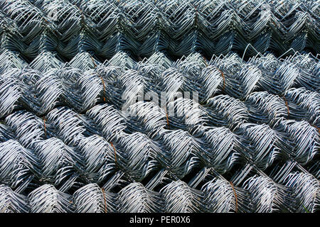 Rollen aus verzinktem Stahl Drahtgeflecht mit einer großen Zelle und twisted Muster Nahaufnahme. In der Kategorie der Textur, Bildschirmschoner, wallpaper. Stockfoto