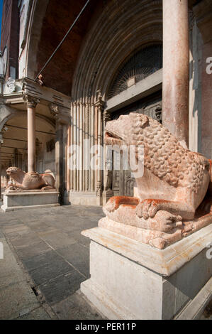 Italien, Lombardei, Cremona, Piazza del Comune Square, Dom, Löwen aus Marmor Stockfoto