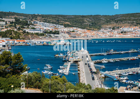Anzeigen von Sesimbra, Setubal Portugal an der Atlantikküste. Stockfoto