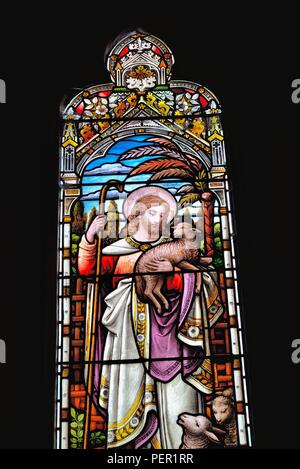 Traditionelle Glasfenster Jesus mit Lamm in der Allerheiligenkirche Hinton Ampner Hampshire England Großbritannien Stockfoto