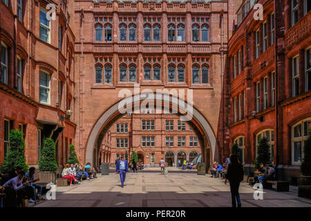 Holborn, London, Großbritannien - 8 Juni, 2018: Blick in den Innenhof des aufsichtsrechtlichen Gebäude in Holborn und Leute zeigt, die ihre Pause genießen Sie auf einer Stockfoto