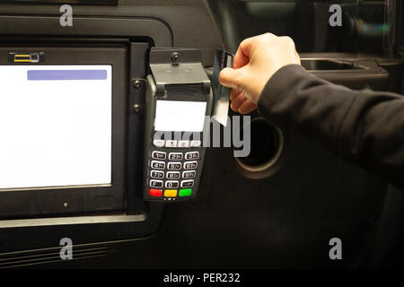 Die Taxifahrt bezahlt mit Kreditkarte im Kartenlesegerät. Stockfoto