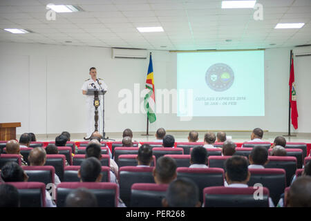 160130-N-TC 720-055 Port Victoria, Seychellen (Jan. 30, 2016) Kapitän Tate Westbrook, Deputy Commodore, von Murfreesboro, Tennessee, spricht während der cutlass Express 2016 Eröffnung 14.01.30. Cutlass Express ist eine in den USA Africa Command - geförderte Multinationale maritime Übung entwickelt, Sicherheit und Gefahrenabwehr im Seeverkehr in den Gewässern vor Ostafrika zu erhöhen, den westlichen Indischen Ozean und im Golf von Aden. (U.S. Marine Foto von Mass Communication Specialist 2. Klasse Mat Murch/Freigegeben) Stockfoto