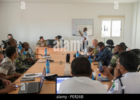 160130-N-TC 720-152 Port Victoria, Seychellen (Jan. 30, 2016) Seestreitkräfte aus Kenia, Mauritius, Seychellen und den USA verhalten Planung für die - auf See - Phasen der Cutlass Express 2016 Jan. 30. Cutlass Express ist eine in den USA Africa Command - geförderte Multinationale maritime Übung entwickelt, Sicherheit und Gefahrenabwehr im Seeverkehr in den Gewässern vor Ostafrika zu erhöhen, den westlichen Indischen Ozean und im Golf von Aden. (U.S. Marine Foto von Mass Communication Specialist 2. Klasse Mat Murch/Freigegeben) Stockfoto