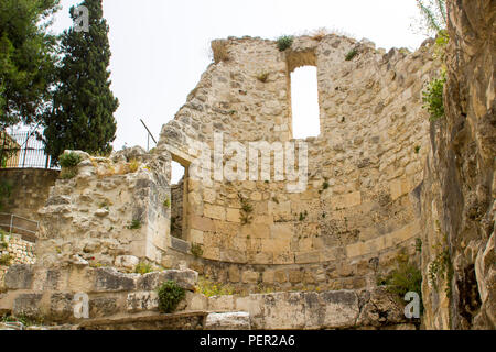 Teil der ausgegrabenen Ruinen auf dem Gelände der alten biblischen Standort der alten Teich Bethesda in Jerusalem, Israel Stockfoto