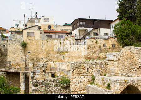 Teil der ausgegrabenen Ruinen auf dem Gelände der alten biblischen Standort der alten Teich Bethesda in Jerusalem, Israel. Der private Wohnungsbau ein ÜBERSEHENES Stockfoto