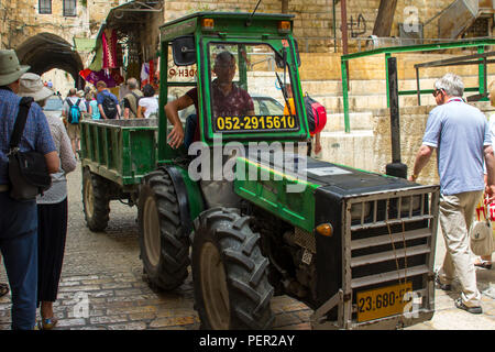 10. Mai 2018 ein kleiner Traktor Stil uvehicle, Trailer zurück und Treiber für einfachen Zugriff auf die engen Gassen der Altstadt von Jerusalem Israel verwendet. Stockfoto