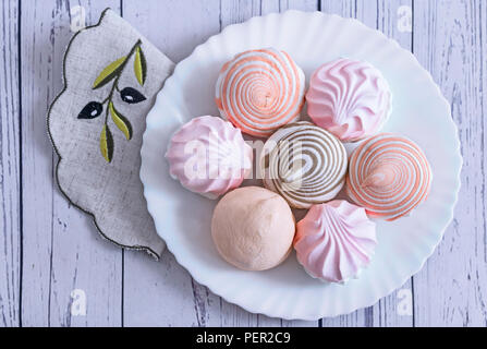 Marshmallows von verschiedenen Sorten auf einem Teller. Stockfoto