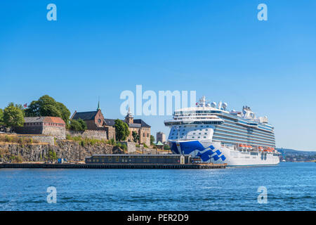 Regal Princess Cruise Liner vor der Festung Akershus (Akershus Festning) und Schloss Akershus (Akershus Slott), Oslo, Norwegen Stockfoto