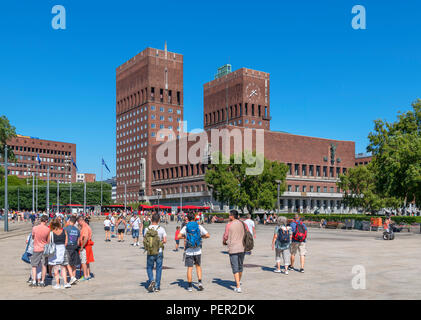 Rådhusplassen und Rathaus (Rådhus), Aker Brygge, Oslo, Norwegen Stockfoto