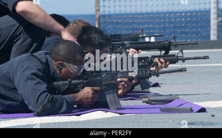 160130-N-RM 689-145 SOUTH CHINA SEA (30. Januar 2016) - Segler in einem M16 live-fire Übung auf dem Flugdeck der Vorwärts teilnehmen - bereitgestellt, amphibische Landung dock Schiff USS Ashland (LSD 48). Ashland ist auf die Bonhomme Richard Amphibious Ready Gruppe zugeordnet und ist auf dem Weg in Cobra Gold, ein Thai-US-Beteiligung an geförderten multinationalen gemeinsame Ausübung der regionalen Sicherheit durch die Ausübung einer robusten multinationale Truppe aus Nationen, die gemeinsame Ziele und Verpflichtungen in der Indo-Asia-Pazifik-Region zu fördern. (U.S. Marine Foto von Mass Communication Specialist Kelsey L. Ada Stockfoto