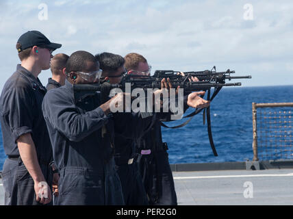 160130-N-RM 689-634 SOUTH CHINA SEA (30. Januar 2016) - Segler in einem M16 live-fire Übung auf dem Flugdeck der Vorwärts teilnehmen - bereitgestellt, amphibische Landung dock Schiff USS Ashland (LSD 48). Ashland ist auf die Bonhomme Richard Amphibious Ready Gruppe zugeordnet und ist auf dem Weg in Cobra Gold, ein Thai-US-Beteiligung an geförderten multinationalen gemeinsame Ausübung der regionalen Sicherheit durch die Ausübung einer robusten multinationale Truppe aus Nationen, die gemeinsame Ziele und Verpflichtungen in der Indo-Asia-Pazifik-Region zu fördern. (U.S. Marine Foto von Mass Communication Specialist Kelsey L. Ada Stockfoto