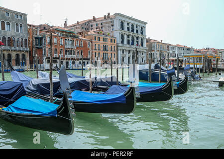 Ein Bild der traditionellen Gondeln an der Pier in Venedig, warten auf die Touristen. Stockfoto