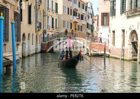 Ein traditionelles Gondel schwebend durch die Kanäle von Venedig. Stockfoto