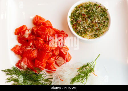 Lachs Schichten Salat pikanter Sauce im thailändischen Stil. Stockfoto