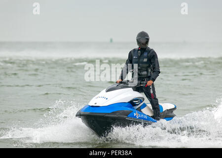 Der niederländische Polizist patrouilliert die Westerschelde auf einem schnellen Jet ski Stockfoto