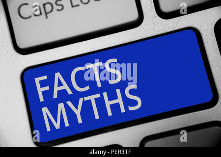 Handschrift Text schreiben Fakten Mythen. Konzept Arbeit auf Phantasie als auf realen Unterschied Tastatur blue key Absicht erstellen Stockfoto
