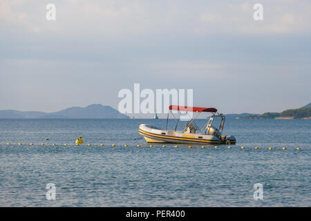 Kleine Gummi Motorboot, Schlauchboot im Morgenlicht Stockfoto