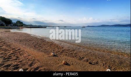 Strand in Turanj, ein kleines Dorf in Dalmatien, Kroatien, Insel Pasman im Hintergrund Stockfoto