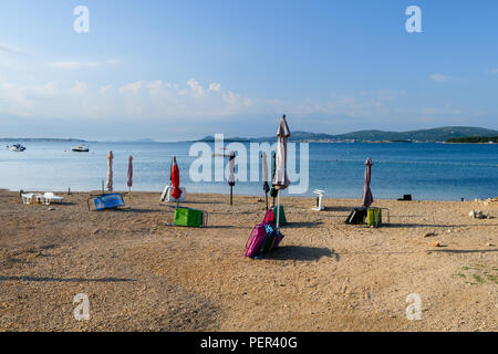 Strand in Turanj, ein kleines Dorf in Dalmatien, Kroatien, Insel Pasman im Hintergrund Stockfoto