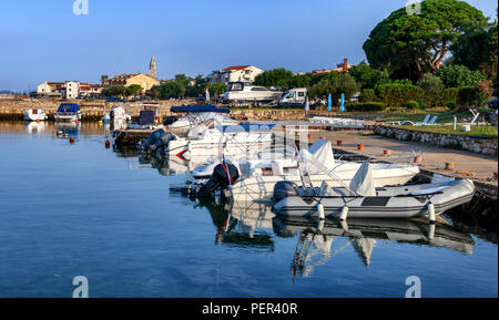 Turanj Hafen und Uferpromenade mit Stadtblick, Dalmatien, Kroatien Stockfoto