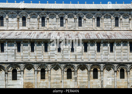 Ein Detail der Marmorierter in Pisa, in der Nähe des Schiefen Turms. Im Detail zeigt die Fassade mit Steinmauer aus weißem Marmor. Stockfoto