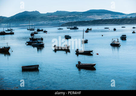 Port Nefyn und der Strand Stockfoto