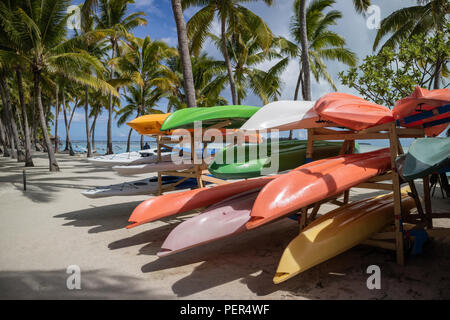 Bunte Kajaks auf eine South Pacific Beach Stockfoto