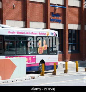 Ein futuristisches Design für die neue Barnsley Austausch, den neuen modernen Busbahnhof und Bahnhof der Stadt Barnsley Stockfoto