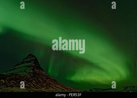 Northern Lights zusammenhaengen Kirkjufell, Grundarfjordur, Island Stockfoto