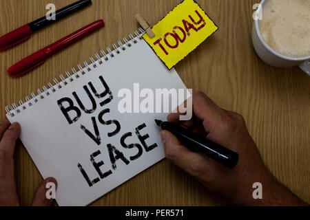 Handschrift Text schreiben Kaufen Vs. Konzept Bedeutung eigenen etwas im Vergleich zu leihen es Vorteile Nachteile Mann mit Marker notebook clothespin Stockfoto