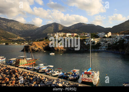 Hafen mit Schiffen, Booten. Blick von der Klippe an einer Bucht Bali Kreta, Griechenland Stockfoto