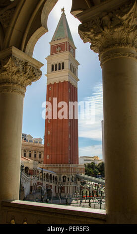 Replik von St Mark's Campanile (Glockenturm) im Venetian Hotel in Las Vegas durch die Säulen des einen Gang mit dem Hotel eingerahmt. Stockfoto