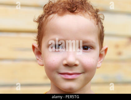 Nahaufnahme Portrait von lustigen rothaarigen Jungen mit Sommersprossen Stockfoto