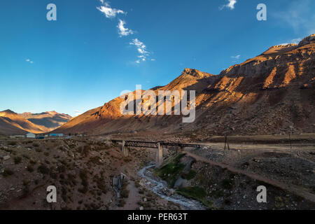 Brücke und Bergen auf der Ruta 7 der Straße zwischen Chile und Argentinien durch die Cordillera de Los Andes - Provinz Mendoza, Argentinien Stockfoto