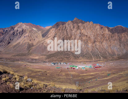 Luftaufnahme von Los Penitentes Ski Resort Dorf im Sommer in die Cordillera de Los Andes - Provinz Mendoza, Argentinien Stockfoto