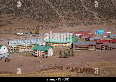 Luftaufnahme von Los Penitentes Ski Resort Dorf im Sommer in die Cordillera de Los Andes - Provinz Mendoza, Argentinien Stockfoto