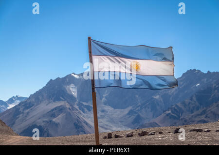 Argentinien Fahne mit Cerro Tolosa Berg auf Hintergrund in der Cordillera de Los Andes - Provinz Mendoza, Argentinien Stockfoto