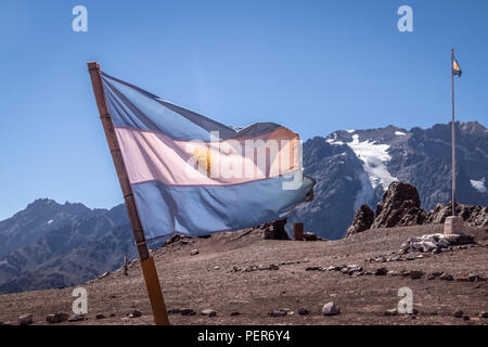 Argentinien Fahne mit Cerro Tolosa Berg auf Hintergrund in der Cordillera de Los Andes - Provinz Mendoza, Argentinien Stockfoto