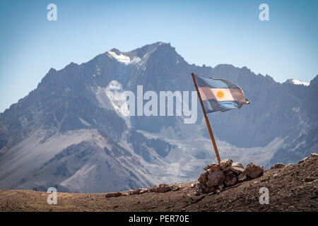 Argentinien Fahne mit Cerro Tolosa Berg auf Hintergrund in der Cordillera de Los Andes - Provinz Mendoza, Argentinien Stockfoto