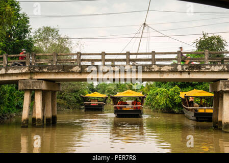 Flussboote auf dem Saigon-Fluss in Vietnam, Stockfoto