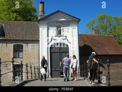 Brücke zum Haupteingang der ehemaligen fürstlichen Beginenhof 10 Wijngaerde/Prinselijk Begijnhof 10 Wijngaerde, in Brügge, Belgien. Stockfoto