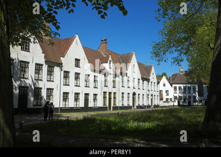 Innenhof und Gärten des ehemaligen fürstlichen Beginenhof 10 Wijngaerde/Prinselijk Begijnhof 10 Wijngaerde, in Brügge, Belgien. Stockfoto