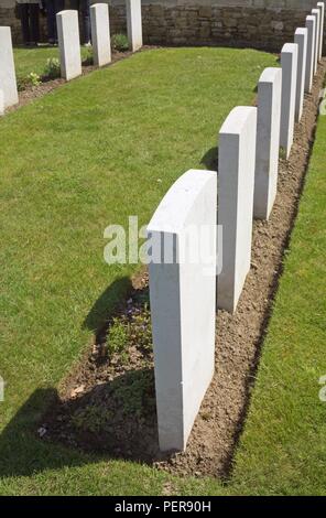 Weiße Grabsteine/Grabsteine von Soldaten, die im Ersten Weltkrieg gefallen sind, am Commonwealth Kriegsgräber Kommission Friedhof in Brandhoek, Belgien. Stockfoto